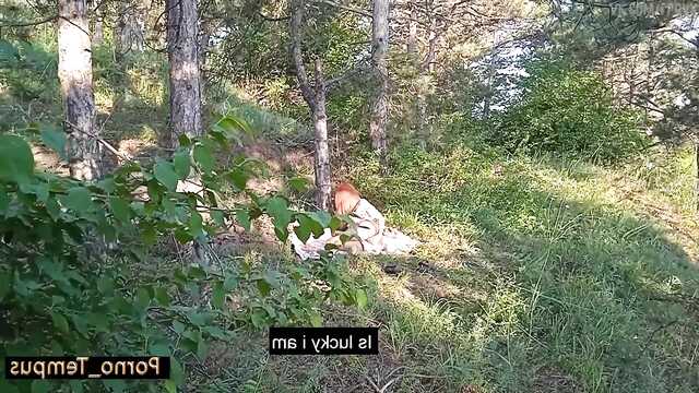 Ruda Zamężna kurwa oddaje się lewemu typowi w lesie