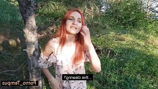 Ruda Zamężna kurwa oddaje się lewemu typowi w lesie