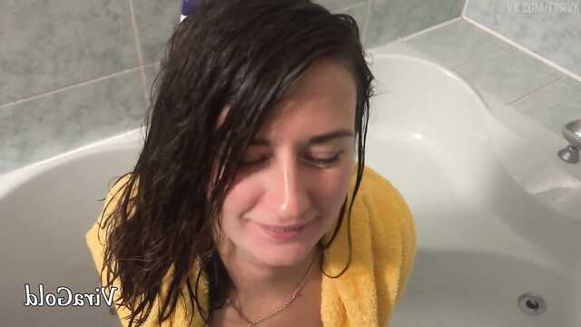 Postawił w łazience na kolana i kazał ssać fiuta