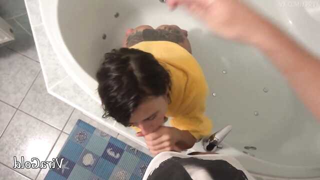 Postawił w łazience na kolana i kazał ssać fiuta