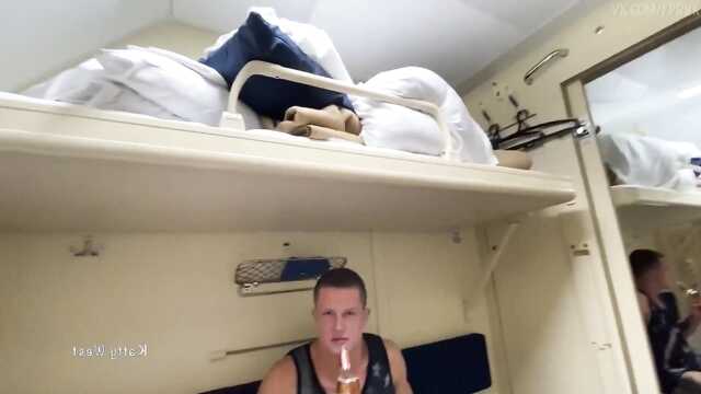 Buhaya Katie West oddaje się w pociągu parze nieznajomych