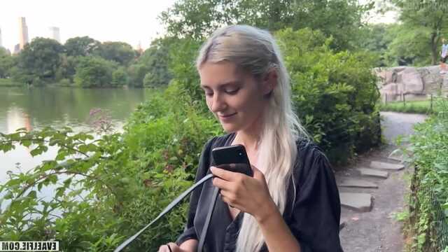 Російська блондинка з красивими титьками знімається іноземцю