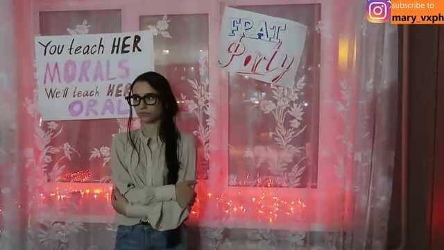 Livre chupando pau e batendo na buceta com um estranho