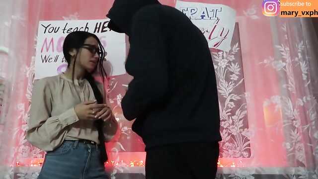 Livre chupando pau e batendo na buceta com um estranho