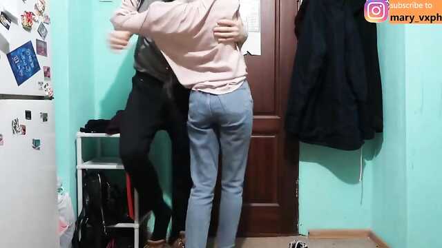 Livre chupando pau e batendo na buceta com um estranho