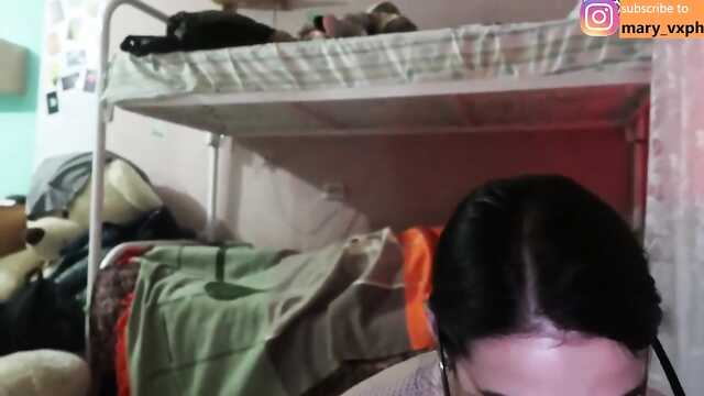 Livre chupando pau e batendo na buceta com um estranho