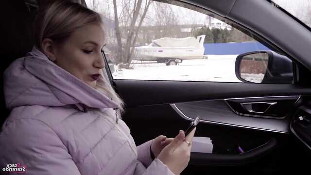 Блондиночка заплатила минетом за проезд.