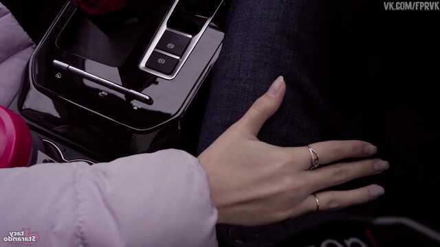 Блондиночка заплатила минетом за проезд.