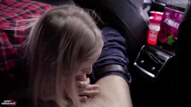 Блондиночка заплатила минетом за проезд.