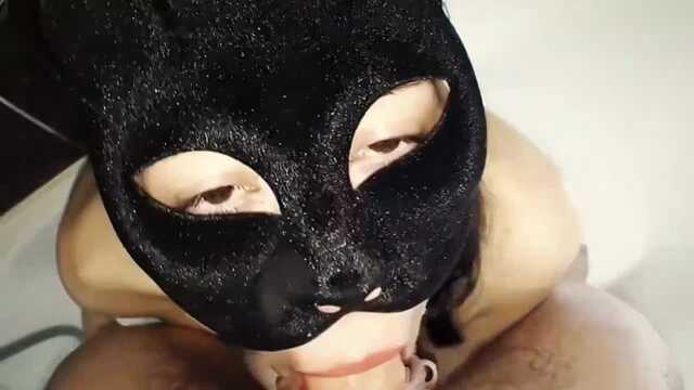 Маскированная любовница делает минет