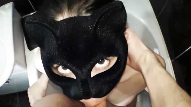 Маскированная любовница делает минет