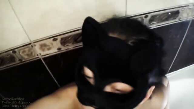 Маскированная любовница делает минет