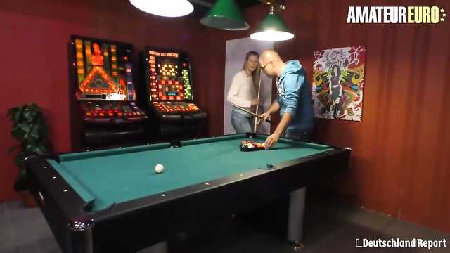 Sexe chaud couple allemand sur la table de billard