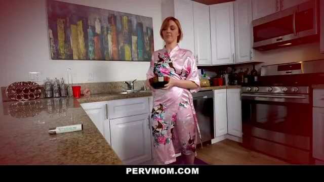 Фигуристая милф скользит по молодому члену.