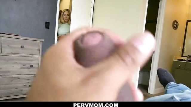 Фигуристая милф скользит по молодому члену.