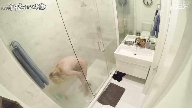 Facet toiu grubym członkiem nieznajomą dziewczynę w pokoju hotelowym