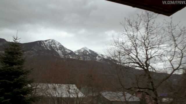 Poranny seks z robieniem laski i dopochwowym smażeniem dziewczyny w majtkach