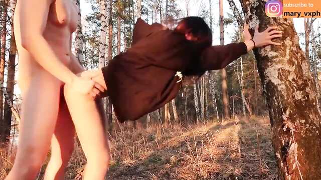 Chupando chupando de uma garota em Óculos e fodendo na natureza