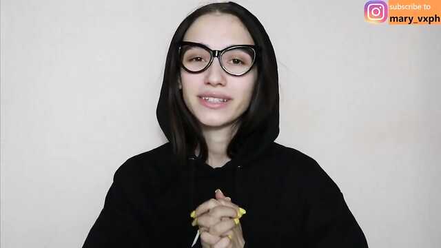 Chupando chupando de uma garota em Óculos e fodendo na natureza