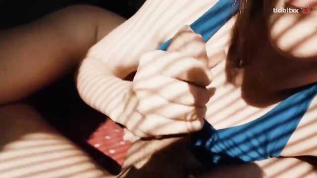 Szczupła laska z dużymi naturalnymi cyckami wsadza cipkę tylko na twardy kutas