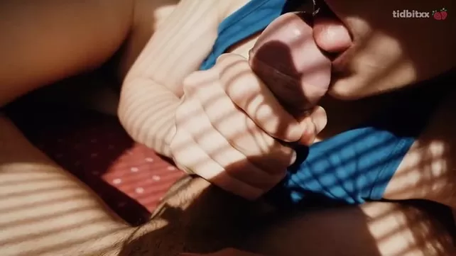 Худенькая цыпочка үлкен табиғи сиськи насаживает киску тек қатты хуй