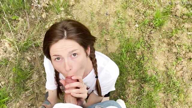 Szczupła z dredami słodko połyka spermę na łonie natury