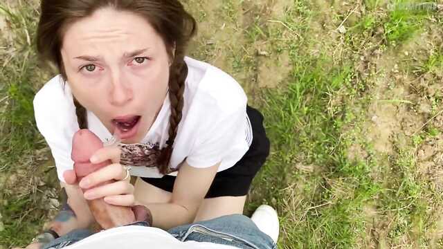 Szczupła z dredami słodko połyka spermę na łonie natury