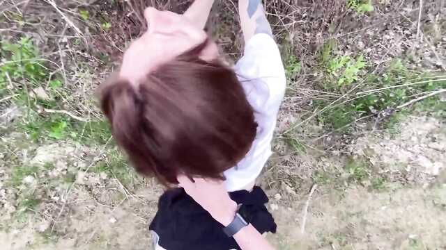 Szczupła z dredami słodko połyka spermę na łonie natury