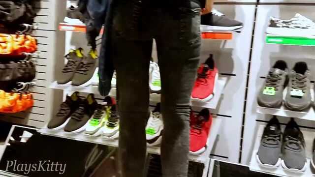 Pokazuje pupę i ssie w przymierzalni sklepu