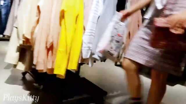 Pokazuje pupę i ssie w przymierzalni sklepu