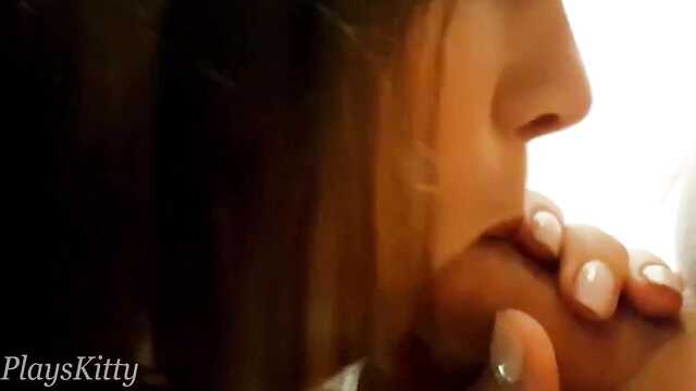 Pokazuje pupę i ssie w przymierzalni sklepu