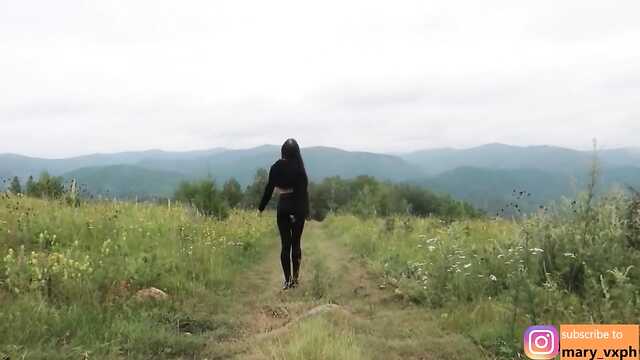 Kotek w legginsach ssie kutasa i pieprzy się z facetem w górach