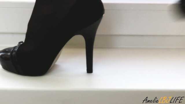 Seksowna czarownica pieprzy się w cipkę i doskonale ssie