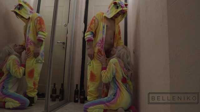 Возбужденная подружка қалаған шырынды задницу