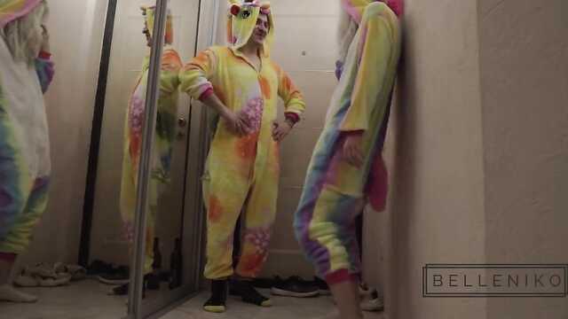 Возбужденная подружка қалаған шырынды задницу