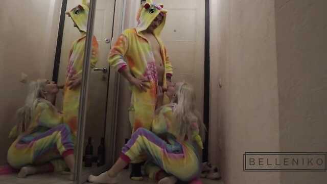 Возбужденная подружка қалаған шырынды задницу