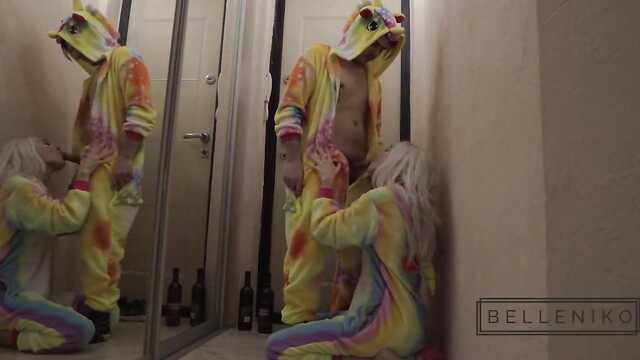 Возбужденная подружка қалаған шырынды задницу