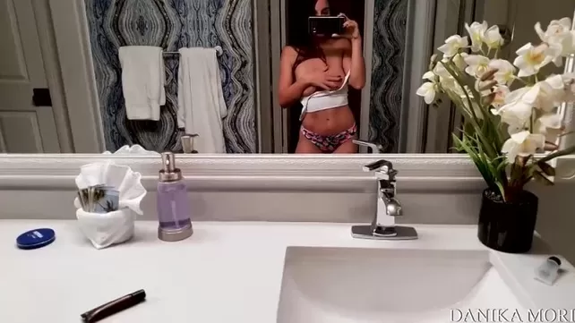 Piękna miło spędza piątkowy wieczór ze swoją nową zabawką analną