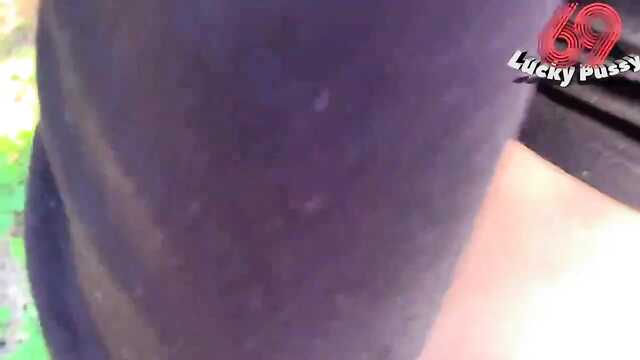 Sexo sensual na floresta relaxou o casal russo