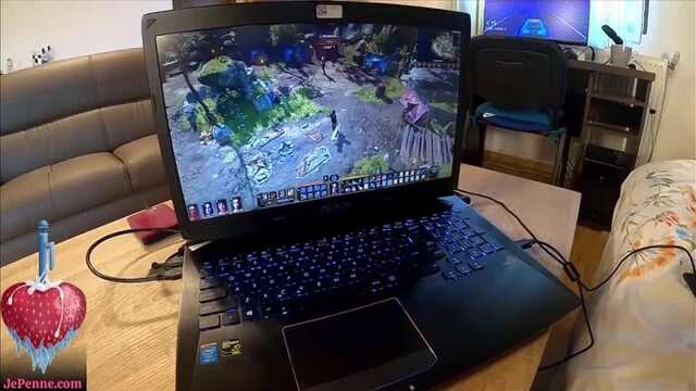 Lizał cipkę swojego gracza, a potem wszedł w nią od tyłu