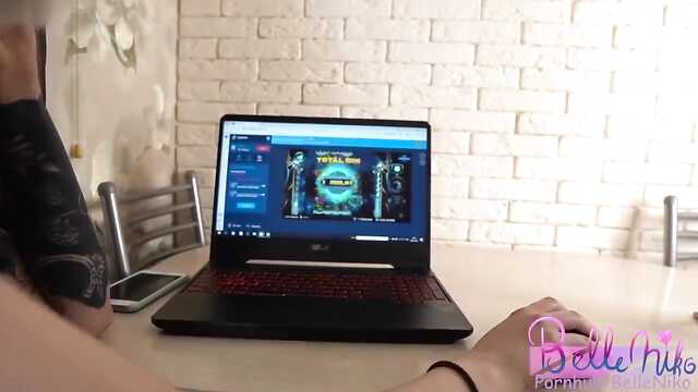 Anal dowcipniś Belleniko daje w tyłek chłopakowi dziewczyny