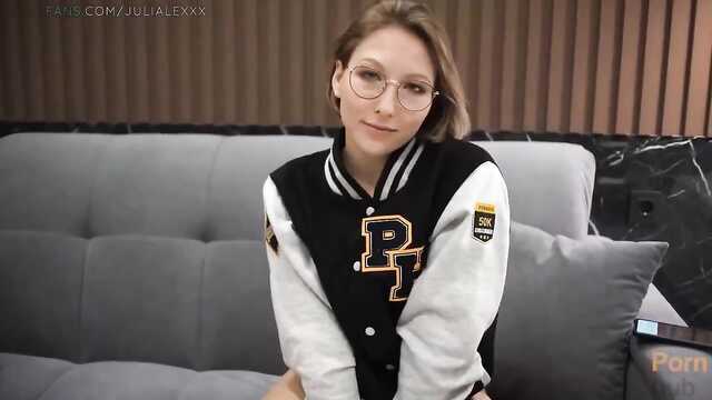 Satisfaz um amigo em diferentes poses no sofá