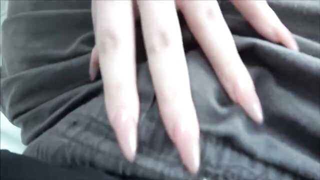 Busty laska z szelkami obciąga śrubę i daje się pieprzyć