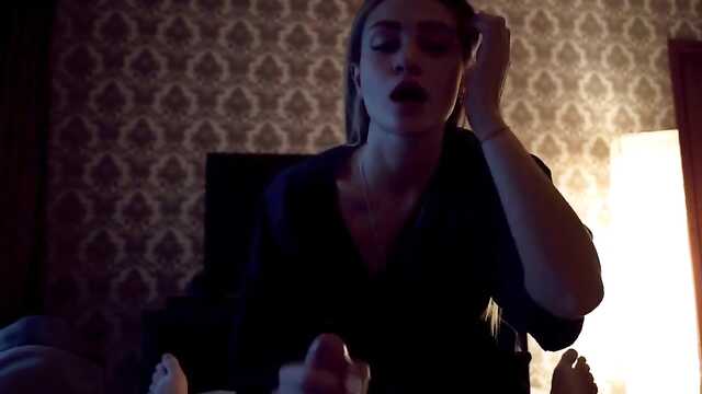 Красотка дрочит утренний стояк до оргазма.