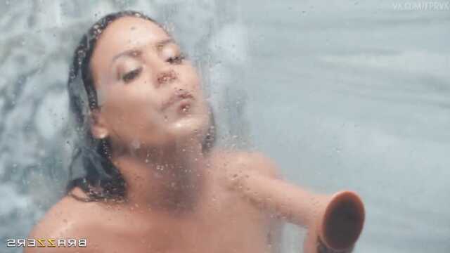 Siada na kołku soczysty tyłek Cycata Latynoska w łazience