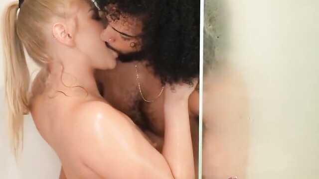 Давно не ебалась, поэтому полезла на кузена