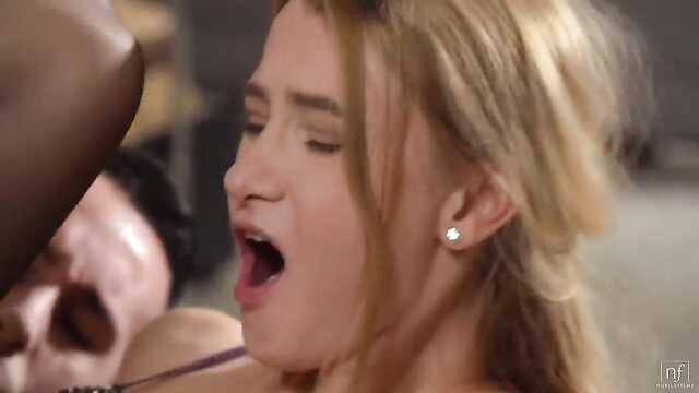 Романтическое приключение с худой девушкой у камина