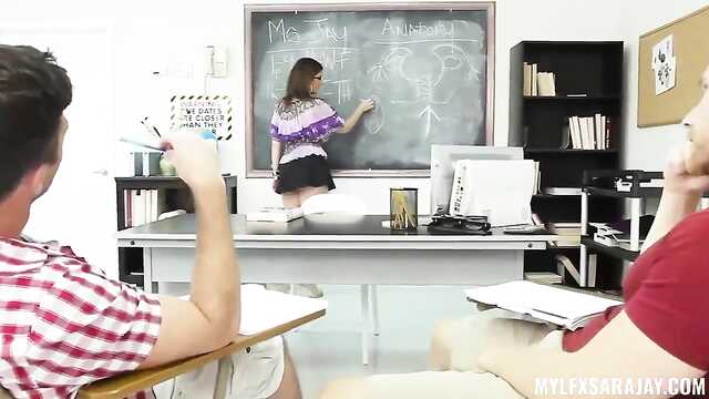 Милфа преподаёт студентам урок сексуального воспитания