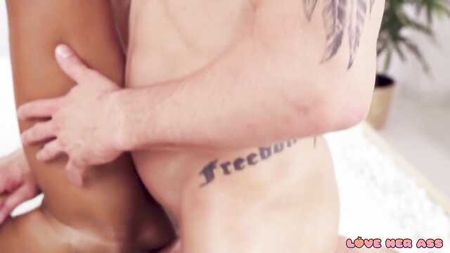 Қара қыз жасайды жігітке массаж мүшесі