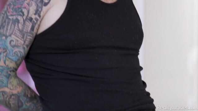 Tätowierte Masseurin in die Muschi des Kunden gesteckt